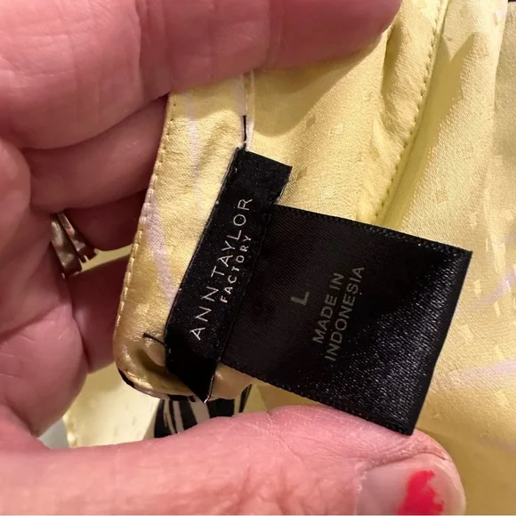 Ann Taylor Factory Yellow Blouse W/ Blue and White Abstract Flowers Sleeveless - Picture 5 of 5